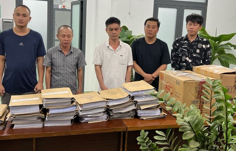 Triệt phá đường dây mua bán trái phép hóa đơn trị giá trên 1.200 tỉ đồng- Ảnh 1. Các bị can trong đường dây mua bán trái phép hóa đơn - Ảnh: C.A.