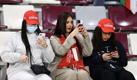 Asian Cup 2023 giúp kinh tế Qatar tăng trưởng- Ảnh 1. Nhiều CĐV Ả Rập đã đến Qatar để cổ vũ đội nhà - Ảnh: REUTERS