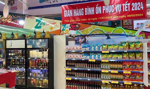 Đà Nẵng tổ chức 19 điểm bán hàng bình ổn giá thịt heo, gà- Ảnh 1. Gian hàng bình ổn phục vụ Tết tại siêu thị Co.opmart Đà Nẵng - Ảnh: Sở Công thương
