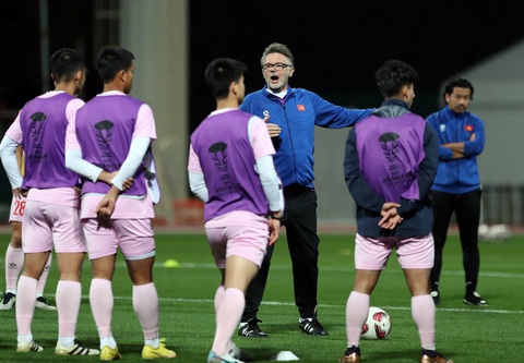 Nguyễn Đình Bắc sẽ không ra sân trận Việt Nam - Indonesia?- Ảnh 7. HLV Philippe Troussier đôi lúc cắt ngang buổi tập để uốn nắn lối triển khai chiến thuật cho các cầu thủ - Ảnh: HOÀNG TUẤN