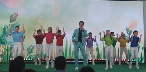 Ca sĩ Nguyễn Phi Hùng biểu diễn trong buổi trao giải Cùng HTV hành động xanh - Ảnh: HOÀNG LÊ Ca sĩ Nguyễn Phi Hùng biểu diễn trong buổi trao giải Cùng HTV hành động xanh - Ảnh: HOÀNG LÊ