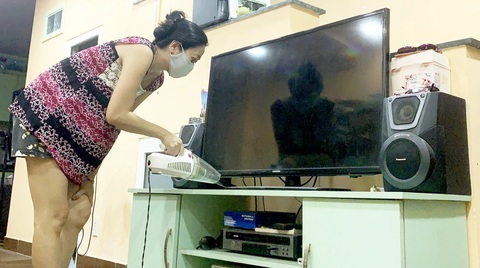 Chị Mai Phi (quận 7, TP.HCM) dọn dẹp nhà cửa chuẩn bị đón Tết - Ảnh: NG.ĐẠI Chị Mai Phi (quận 7, TP.HCM) dọn dẹp nhà cửa chuẩn bị đón Tết - Ảnh: NG.ĐẠI