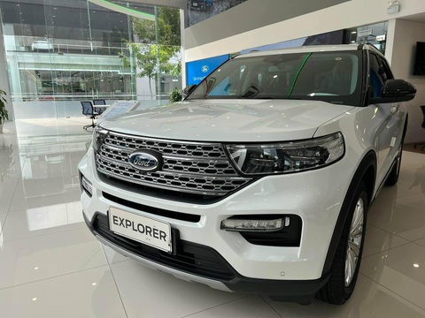 Tin tức giá xe: Ford Explorer giảm tới 440 triệu tại đại lý, lần đầu xuống còn 2 tỉ- Ảnh 2. Ford Explorer thế hệ thứ 6 sở hữu thiết kế được làm mới so với thế hệ cũ. Kiểu dáng tổng thể, từ cụm đèn, lưới tản nhiệt... đều đi theo hướng mềm mại hơn. Đèn chiếu sáng dạng LED hoàn toàn. Mâm vẫn 20 inch nhưng thiết kế mới. Khả năng cách âm được tăng cường nhờ kính cách âm phía trước cùng phần cách âm giữa khoang động cơ và cabin - Ảnh: Đại lý Ford/Facebook