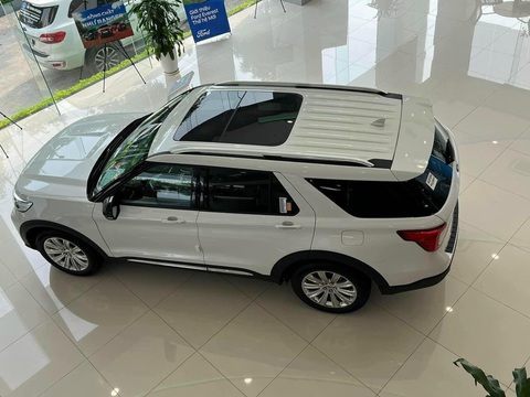 Tin tức giá xe: Ford Explorer giảm tới 440 triệu tại đại lý, lần đầu xuống còn 2 tỉ- Ảnh 4. Xe được trang bị động cơ EcoBoost 2.3L công suất 301 mã lực và mô-men xoắn 432 Nm, hộp số tự động 10 cấp và hệ dẫn động bốn bánh. Cùng với đó là gói công nghệ an toàn và hỗ trợ lái nâng cao Co-Pilot360, bao gồm cảnh báo điểm mù, hỗ trợ đánh lái tránh va chạm, ga tự động thích ứng, hỗ trợ phanh tự động giảm va chạm, đèn pha thích ứng, hỗ trợ giữ làn đường và camera toàn cảnh - Ảnh: Đại lý Ford/Facebook