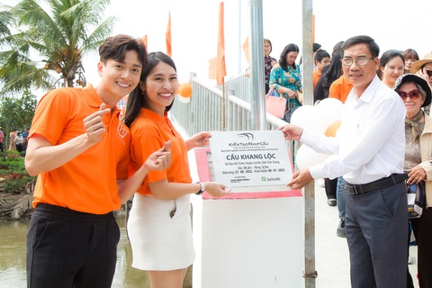 DatVietVAC cùng Nam Phuong Foundation lan tỏa lòng tử tế mở đầu năm mới- Ảnh 1. Ca sĩ - MC Ngô Kiến Huy tham gia lễ khánh thành cầu Khang Lộc