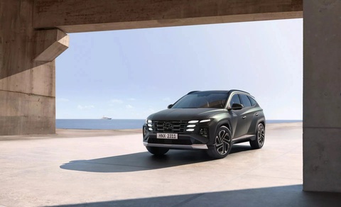 Loạt xe Hàn dự kiến đổ bộ Việt Nam năm 2024: Toàn xe bán chạy- Ảnh 3. Hyundai Tucson facelift vẫn giữ nguyên ngôn ngữ thiết kế Parametric Dynamics đặc trưng, nhưng lưới tản nhiệt đã được tinh chỉnh hầm hố hơn. Đèn LED tích hợp trên lưới tản nhiệt được lược bớt, kích thước lớn và bo tròn hơn. Nội thất được thiết kế lại theo phong cách mới, lấy cảm hứng từ mẫu xe điện Ioniq 5. Táp lô có dải màn hình cong gồm hai màn hình 12,3 inch. Vô lăng mới 3 chấu, không còn logo Hyundai ở giữa tương tự như trên Ioniq 5