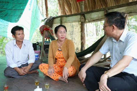 Ba thế hệ vẫn quyết bám giữ rừng sác- Ảnh 3. Dưới tán rừng bao la, bà Nguyễn Thị Loan (thuộc phân khu 1) cùng chồng dựng xây tổ ấm và cùng nhau giữ rừng, giữ nghề. Bà tâm tình rằng vì làm nghề đã lâu, tình yêu với rừng giữ chân gia đình cùng nhau vượt qua nhiều thiếu thốn, khó khăn - Ảnh: CẨM NƯƠNG