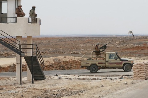 Nghi vấn Jordan không kích vào miền nam Syria khiến 10 người chết- Ảnh 1. Quân đội Jordan đang tuần tra gần biên giới Syria nhằm ngăn chặn nạn buôn lậu captagon - Ảnh: ARAB NEWS