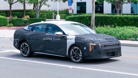 Loạt xe Hàn dự kiến đổ bộ Việt Nam năm 2024: Toàn xe bán chạy- Ảnh 6. Tháng 8-2023, Kia K3 mới (tên gọi mới K4) được ngụy trang đã bị bắt gặp khi chạy thử ở Mỹ. Một số chi tiết nổi bật có thể quan sát được như đèn pha đặt dọc tương tự các sản phẩm mới khác của Kia, mâm hai tông màu thu hút ánh nhìn