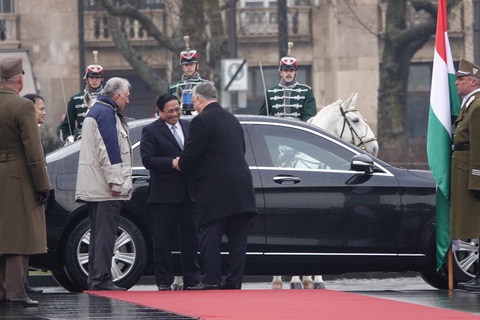 Thủ tướng Hungary Viktor Orbán chủ trì lễ đón
Thủ tướng Phạm Minh Chính- Ảnh 1. Thủ tướng Viktor Orbán chờ đợi nhiều phút để đón Thủ tướng Phạm Minh Chính ở đầu thảm đỏ - Ảnh: QUỲNH TRUNG