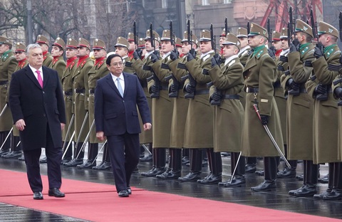 Thủ tướng Hungary Viktor Orbán chủ trì lễ đón
Thủ tướng Phạm Minh Chính- Ảnh 3. Thủ tướng hai nước cùng duyệt đội danh dự - Ảnh: QUỲNH TRUNG