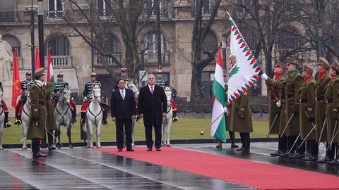 Thủ tướng Hungary Viktor Orbán chủ trì lễ đón
Thủ tướng Phạm Minh Chính- Ảnh 2. Hai nhà lãnh đạo cùng nghe quốc thiều hai nước được cử lên - Ảnh: QUỲNH TRUNG