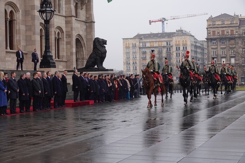 Thủ tướng Hungary Viktor Orbán chủ trì lễ đón
Thủ tướng Phạm Minh Chính- Ảnh 4. Lãnh đạo hai nước cùng xem đội kỵ binh diễu hành - Ảnh: QUỲNH TRUNG