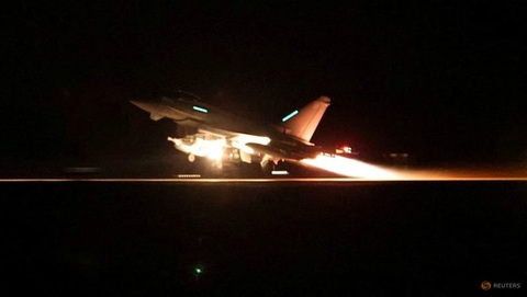 Houthi tấn công tàu hàng Mỹ, Mỹ đáp trả lập tức vào Yemen- Ảnh 1. Máy bay thuộc liên minh tấn công Houthi do Mỹ dẫn đầu cất cánh làm nhiệm vụ - Ảnh: REUTERS