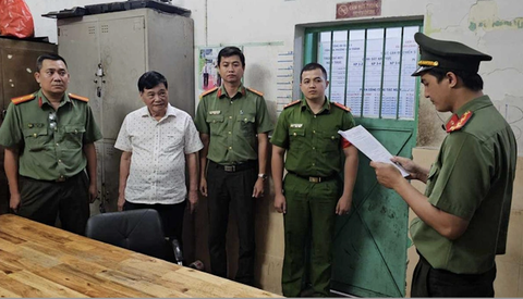 Sẽ miễn nhiệm tư cách thành viên hội đồng trường Đại học Luật TP.HCM với ông Nguyễn Công Khế- Ảnh 1. Cơ quan điều tra đọc lệnh khởi tố đối với ông Nguyễn Công Khế - Ảnh: Công an TP.HCM cung cấp