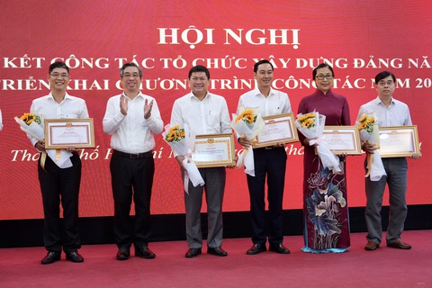 Ngành tổ chức TP.HCM phải chuẩn bị đội ngũ cán bộ cho yêu cầu ngày càng cao- Ảnh 1. Phó bí thư Thành ủy TP.HCM Nguyễn Phước Lộc (thứ hai từ trái qua) trao bằng khen cho các cá nhân đạt thành tích xuất sắc công tác tổ chức xây dựng Đảng - Ảnh: HỮU HẠNH