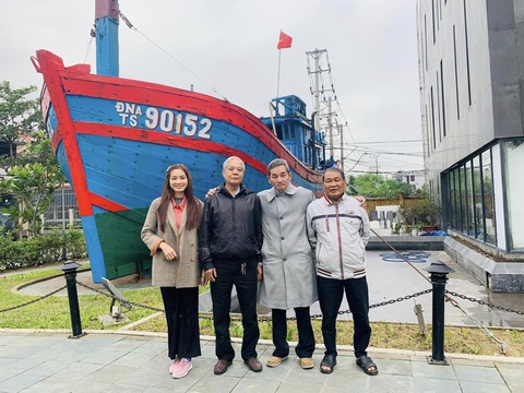 Ba nhân chứng Hoàng Sa chụp ảnh bên Nhà trưng bày Hoàng Sa. Từ phải qua: ông Lê Đình Rê (thuyền trưởng tàu quân vận), ông Võ Hà (công binh) và ông Nguyễn Văn Cúc (khảo sát xây dựng) - Ảnh: LÊ NA Ba nhân chứng Hoàng Sa chụp ảnh bên Nhà trưng bày Hoàng Sa. Từ phải qua: ông Lê Đình Rê (thuyền trưởng tàu quân vận), ông Võ Hà (công binh) và ông Nguyễn Văn Cúc (khảo sát xây dựng) - Ảnh: LÊ NA