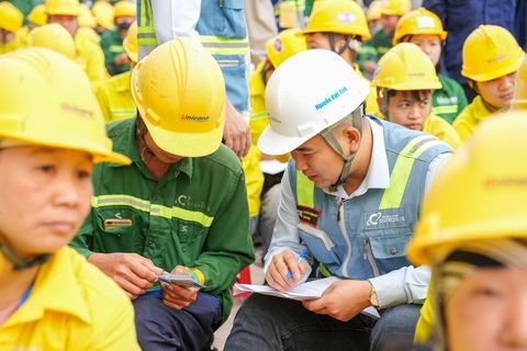 Buổi khám sức khỏe đặc biệt của nghìn công nhân Coteccons- Ảnh 1. Kỹ sư Coteccons hỗ trợ công nhân điền phiếu thông tin khám sức khỏe