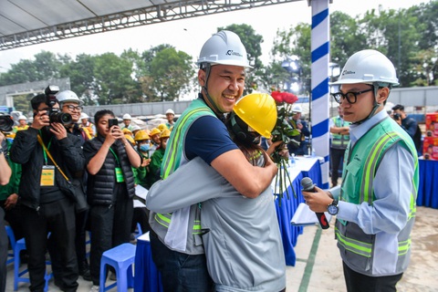 Buổi khám sức khỏe đặc biệt của nghìn công nhân Coteccons- Ảnh 5. Nữ công nhân tặng hoa cảm ơn Chủ tịch Coteccons, ông Bolat Duisenov (Nguồn ảnh: Thành Đạt - báo Nhân Dân)