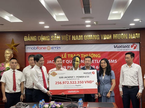 Vietlott - tăng trưởng để đóng góp nhiều hơn cho xã hội- Ảnh 2. Ông Đ.H - chủ nhân thuê bao MobiFone đã nhận giải Jackpot 1 xổ số tự chọn Power 6/55 kỳ QSMT số #00917 trị giá hơn 256 tỉ đồng - giải thưởng xổ số lớn thứ nhì lịch sử xổ số tại Việt Nam