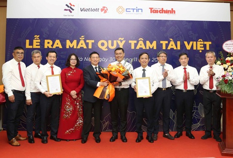 Vietlott - tăng trưởng để đóng góp nhiều hơn cho xã hội- Ảnh 3. Ủy viên BCH Trung ương Đảng, Bộ trưởng Bộ Tài chính Hồ Đức Phớc tặng hoa chúc mừng Quỹ Tâm Tài Việt chính thức hoạt động