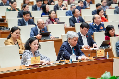 Quốc hội chính thức thông qua Luật Đất đai sửa đổi- Ảnh 1. Các đại biểu bấm nút thông qua Luật Đất đai sửa đổi - Ảnh: GIA HÂN