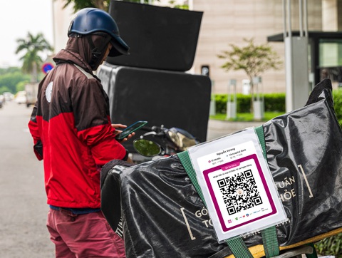 Mã QR Nhận Tiền Đa Năng trên MoMo được hưởng ứng tích cực từ nhóm người dùng làm các công việc đặc thù như giao hàng, bán hàng online - Ảnh: MOMO Nhiều người làm công việc giao hàng, bán hàng online cũng dùng mã QR để nhận tiền thanh toán - Ảnh minh họa: MOMO