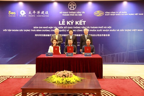 Hà Nội và tập đoàn Trung Quốc ký hợp tác nghiên cứu xây cầu Tứ Liên, tuyến metro số 5- Ảnh 1. Toàn cảnh buổi ký kết hợp tác giữa Sở Giao thông vận tải Hà Nội, Tập đoàn Xây dựng Thái Bình Dương (Trung Quốc) và Tổng công ty cổ phần Xuất nhập khẩu và Xây dựng Việt Nam (Vinaconex) - Ảnh: UBND TP
