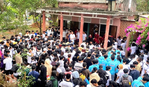 Môn sinh Nghĩa Dũng về thăm ngôi nhà xưa của thầy Dũng ở làng Mỹ Á, xã Vinh Hải, huyện Phú Lộc, tỉnh Thừa Thiên - Huế. - Ảnh: NGHĨA DŨNG Môn sinh Nghĩa Dũng về thăm ngôi nhà xưa của thầy Dũng ở làng Mỹ Á, xã Vinh Hải, huyện Phú Lộc, tỉnh Thừa Thiên - Huế. - Ảnh: NGHĨA DŨNG