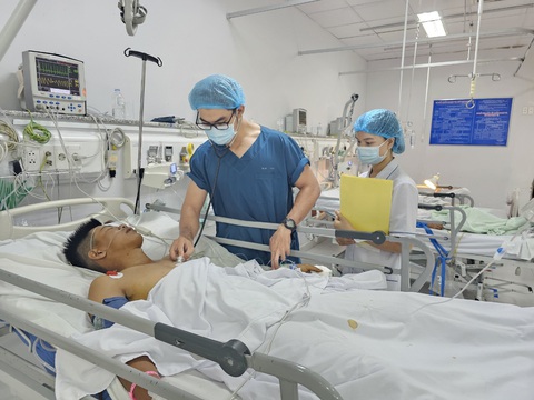 Phẫu thuật khẩn cứu nạn nhân thủng tim do tai nạn lao động- Ảnh 1. Nạn nhân đang được chăm sóc theo dõi sau phẫu thuật - Ảnh: BV cung cấp