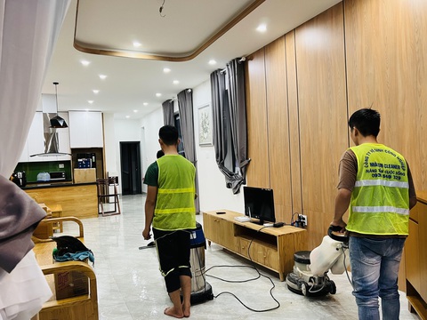 Dù cận Tết nhưng nhiều đơn vị cho biết đơn hàng dọn dẹp vệ sinh, trang trí nhà cửa để đón Tết không “đắt sô” như mọi năm - Ảnh: T.THƯƠNG Dù cận Tết nhưng nhiều đơn vị cho biết đơn hàng dọn dẹp vệ sinh, trang trí nhà cửa để đón Tết không “đắt sô” như mọi năm - Ảnh: T.THƯƠNG