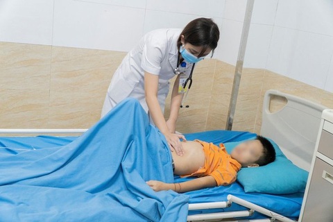 Cẩn thận phát ban viêm mao mạch dị ứng biến chứng nội tạng đe dọa tính mạng trẻ em- Ảnh 1. Trẻ bị bệnh viêm mao mạch dị ứng tại Bệnh viện Đa khoa Hùng Vương - Ảnh: BVCC