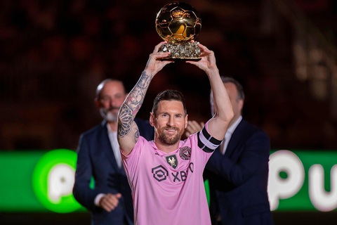 Xem lễ trao giải Dubai Globe Soccer Awards 2023 trên kênh nào?- Ảnh 4. Messi là chủ nhân của Quả bóng vàng 2023 - Ảnh: REUTERS