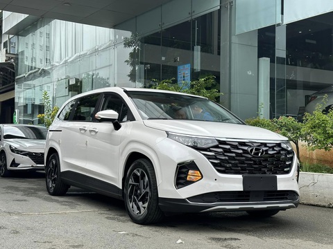 Tin tức giá xe: Hyundai Custin giảm giá tại đại lý, bản cao cấp rẻ hơn Innova Cross Hybrid- Ảnh 2. So với Kia Carnival, Hyundai Custin có nhiều đường cong hơn. Cụm đèn chiếu sáng chính dạng LED nối liền lưới tản nhiệt. Đèn hậu LED vắt ngang cửa cốp xe. Phía sau không dùng logo Hyundai mà sắp xếp dòng chữ HYUNDAI tương tự Genesis. Phiên bản tiêu chuẩn dùng mâm 17 inch, còn bản cao cấp dùng mâm 18 inch - Ảnh: Đại lý Hyundai/Facebook
