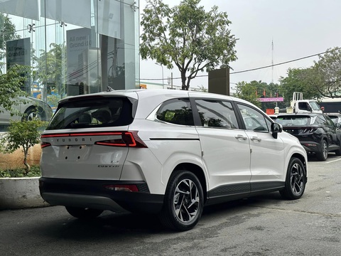 Tin tức giá xe: Hyundai Custin giảm giá tại đại lý, bản cao cấp rẻ hơn Innova Cross Hybrid- Ảnh 5. Hyundai Custin có 2 tùy chọn động cơ gồm máy xăng 1.5L và 2.0L. Động cơ tiêu chuẩn có công suất 170 mã lực, mô-men xoắn 253Nm, kết hợp số 8 cấp. Động cơ 2.0L có công suất 236 mã lực, mô-men xoắn 353Nm, kết hợp số 8 cấp. Có 4 chế độ lái gồm Eco, Comfort, Sport và Smart - Ảnh: Đại lý Hyundai/Facebook