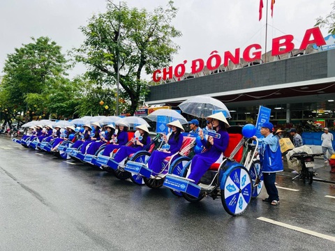Lấy lại tiếng thơm cho chợ Đông Ba- Ảnh 1. Một hoạt động du lịch trước chợ Đông Ba - Ảnh: Facebook chợ Đông Ba