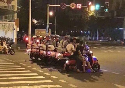 Ảnh vui 19-1: Mâm ngũ quả của mấy anh chị 'làm sale'- Ảnh 6. Trùng hợp thay...