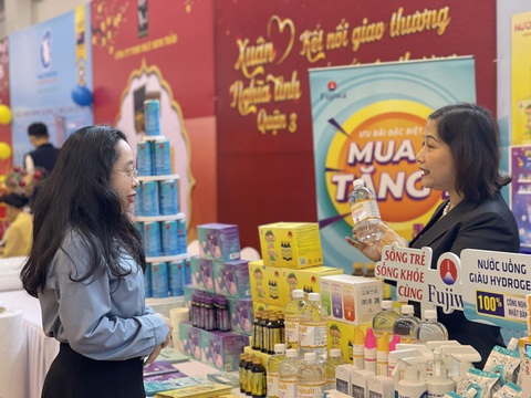 Chương trình Xuân nghĩa tình “Kết nối giao thương - Kết nối yêu thương” năm 2024 giúp người dân có một nơi mua sắm tết đúng giá, chất lượng - Ảnh: LÊ PHAN Chương trình Xuân nghĩa tình “Kết nối giao thương - Kết nối yêu thương” năm 2024 giúp người dân có một nơi mua sắm Tết đúng giá, chất lượng - Ảnh: LÊ PHAN