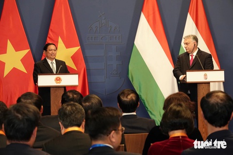 Thủ tướng Viktor Orbán: Hungary hướng Đông và coi trọng Việt Nam- Ảnh 1. Thủ tướng Phạm Minh Chính và Thủ tướng Viktor Orbán đồng chủ trì họp báo thông báo kết quả hội đàm chiều 18-1 giờ địa phương - Ảnh: QUỲNH TRUNG