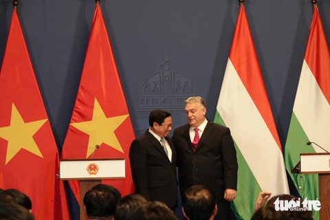 Thủ tướng Viktor Orbán: Hungary hướng Đông và coi trọng Việt Nam- Ảnh 4. Hai nhà lãnh đạo dành cho nhau cái khoác vai trìu mến sau khi kết thúc cuộc họp báo chung - Ảnh: QUỲNH TRUNG