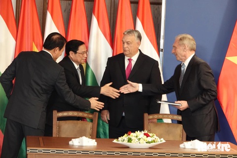Thủ tướng Viktor Orbán: Hungary hướng Đông và coi trọng Việt Nam- Ảnh 5. Thủ tướng Việt Nam và Hungary chứng kiến lễ ký kết các văn kiện giữa hai nước - Ảnh: QUỲNH TRUNG