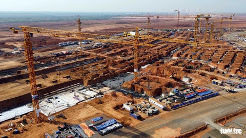 Toàn cảnh đại công trường sân bay Long Thành sau 3 năm khởi công- Ảnh 6. Liên danh nhà thầu Vietur do Tập đoàn Công nghiệp và thương mại xây dựng Ic Istas (Thổ Nhĩ Kỳ) đứng đầu hoàn thành công tác lắp dựng, kiểm nghiệm và đưa vào hoạt động 24 cẩu tháp