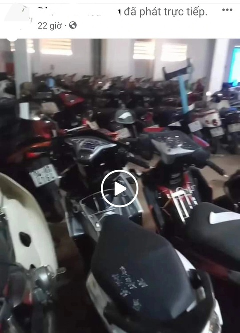 Công an xác minh clip livestream bán thanh lý 7.000 xe vi phạm- Ảnh 1. Người đàn ông vào kho xe vi phạm, tang vật của Công an quận 11 để livestream trên trang cá nhân Facebook để bán xe - Ảnh: Chụp màn hình