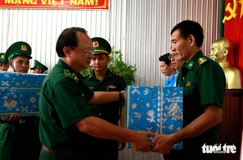 'Xuân biên phòng ấm lòng dân bản' chăm lo Tết cho người dân biên giới- Ảnh 1. Thiếu tướng Nguyễn Hoài Phương - phó tư lệnh Bộ đội biên phòng Việt Nam - trao quà cho Đồn biên phòng Xẻo Nhàu vào chiều 18-1 - Ảnh: MINH KHANG