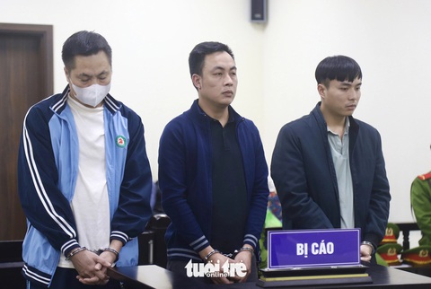 3 cựu công an bắn dê: 'Nếu biết dê của dân chăn thả thì không bao giờ làm vậy'- Ảnh 1. Các bị cáo Việt, Nhân, Tùng (từ trái qua) tại phiên tòa chiều 19-1 - Ảnh: DANH TRỌNG
