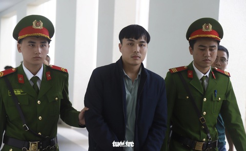 3 cựu công an bắn dê: 'Nếu biết dê của dân chăn thả thì không bao giờ làm vậy'- Ảnh 2. Bị cáo Bùi Tiến Tùng đến tòa - Ảnh: DANH TRỌNG