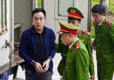 3 cựu công an bắn dê: 'Nếu biết dê của dân chăn thả thì không bao giờ làm vậy'- Ảnh 3. Bị cáo Nguyễn Văn Nhân được dẫn giải vào phòng xét xử - Ảnh: DANH TRỌNG