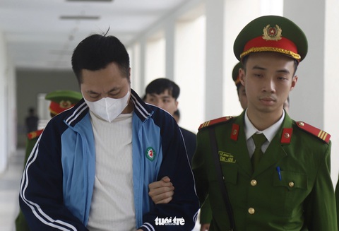 3 cựu công an bắn dê: 'Nếu biết dê của dân chăn thả thì không bao giờ làm vậy'- Ảnh 4. Bị cáo Bùi Đình Việt cúi mặt khi được dẫn giải đến tòa - Ảnh: DANH TRỌNG