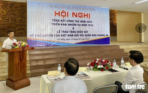 Góp thêm tư liệu quý cho huyện Hoàng Sa trong ngày đặc biệt- Ảnh 4. Ông Trần Thắng, một Việt kiều thường xuyên sưu tập các bản đồ quý hiếm liên quan đến chủ quyền của Việt Nam đối với hai quần đảo Hoàng Sa và Trường Sa, phát biểu tại buổi trao tặng hiện vật về chủ quyền của Việt Nam đối với quần đảo Hoàng Sa cho UBND huyện Hoàng Sa - Ảnh: TRƯỜNG TRUNG
