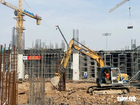 Nhà ga T3 Tân Sơn Nhất vốn 11.000 tỉ đồng sẽ là 'thành phố hàng không'- Ảnh 2. Các nhà thầu đã huy động được 1.400 công nhân tham gia thi công của 5 nhà thầu, 16 cẩu tháp và trên 350 đầu xe, phương tiện thi công liên tục tại nhà ga T3 Tân Sơn Nhất - Ảnh: CÔNG TRUNG